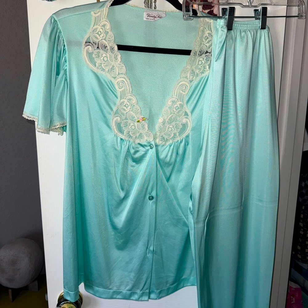 Vintage Vanity Fair Women’s sleep set